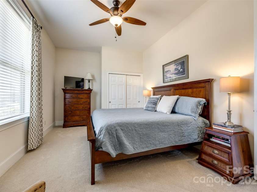 15620 Lake Ridge Road, Charlotte, NC 28278.  MLS# CAR4238155, YatesRealty ID 22515. This inviting secondary bedroom offers a haven of tranquility and privacy, perfect for guests seeking their own space. The true highlight of this room is the ensuite bathroom.