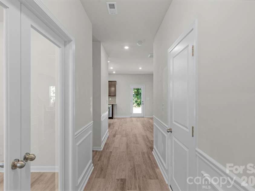 6028 Gala Lane, Charlotte, NC 28215.  MLS# CAR4382313, YatesRealty ID 22516. 