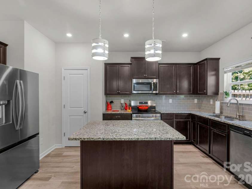 6028 Gala Lane, Charlotte, NC 28215.  MLS# CAR4382313, YatesRealty ID 22516. 