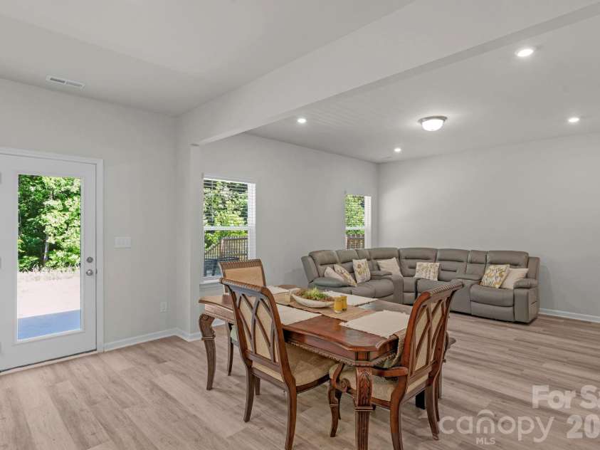 6028 Gala Lane, Charlotte, NC 28215.  MLS# CAR4382313, YatesRealty ID 22516. 