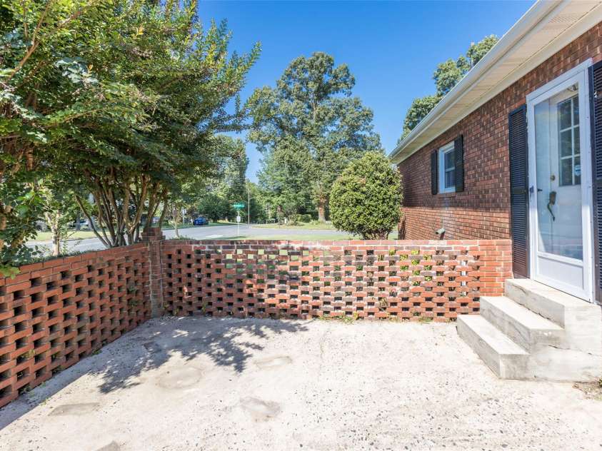 1280 Queensgate Street, Gastonia, NC 28054.  MLS# CAR4272559, YatesRealty ID 22518. Enclosed patio/courtyard