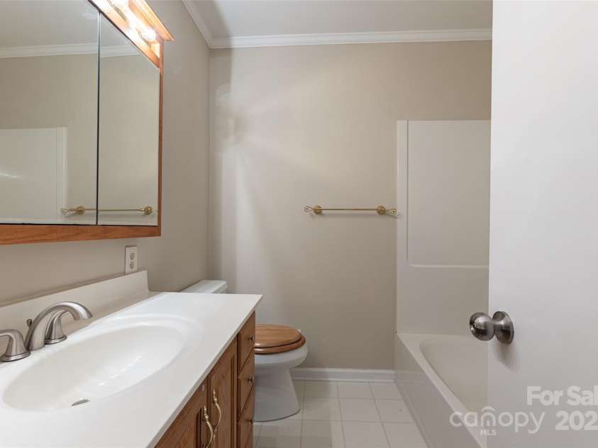 1280 Queensgate Street, Gastonia, NC 28054.  MLS# CAR4272559, YatesRealty ID 22518. Full bath off of the hallway