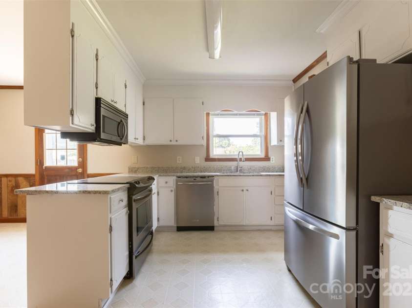 1280 Queensgate Street, Gastonia, NC 28054.  MLS# CAR4272559, YatesRealty ID 22518. Kitchen with stainless appliances, new granite, new stainless sink, and freshly painted cabinets