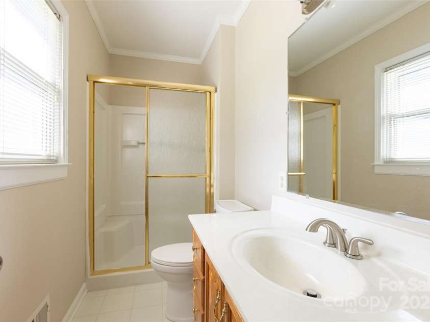 1280 Queensgate Street, Gastonia, NC 28054.  MLS# CAR4272559, YatesRealty ID 22518. Primary full bath