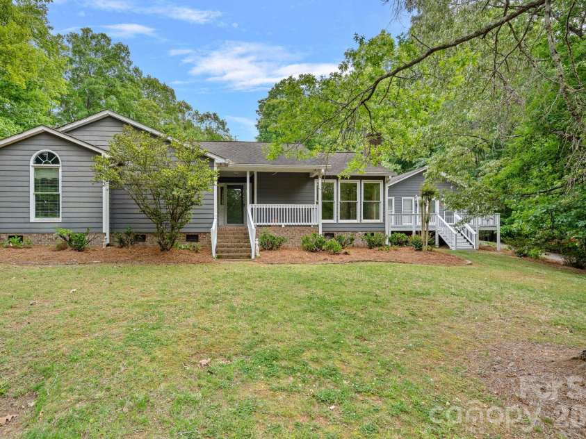 5215 Club View Drive, Concord, NC 28025.  MLS# CAR4381738, YatesRealty ID 22518. 