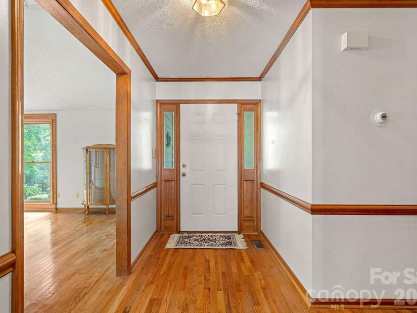 5215 Club View Drive, Concord, NC 28025.  MLS# CAR4381738, YatesRealty ID 22518. 