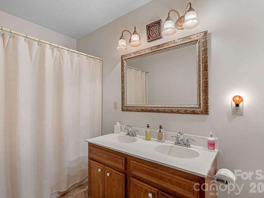 5215 Club View Drive, Concord, NC 28025.  MLS# CAR4381738, YatesRealty ID 22518. 