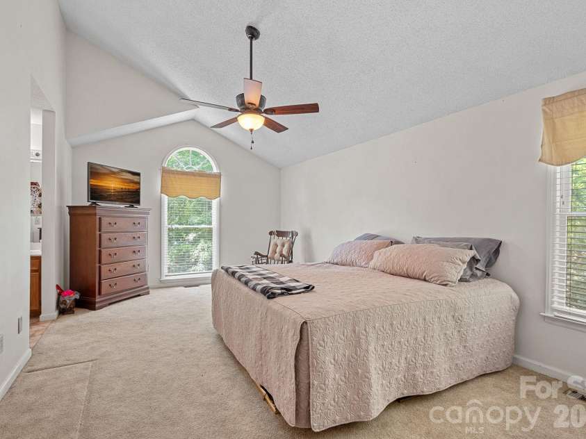 5215 Club View Drive, Concord, NC 28025.  MLS# CAR4381738, YatesRealty ID 22518. 