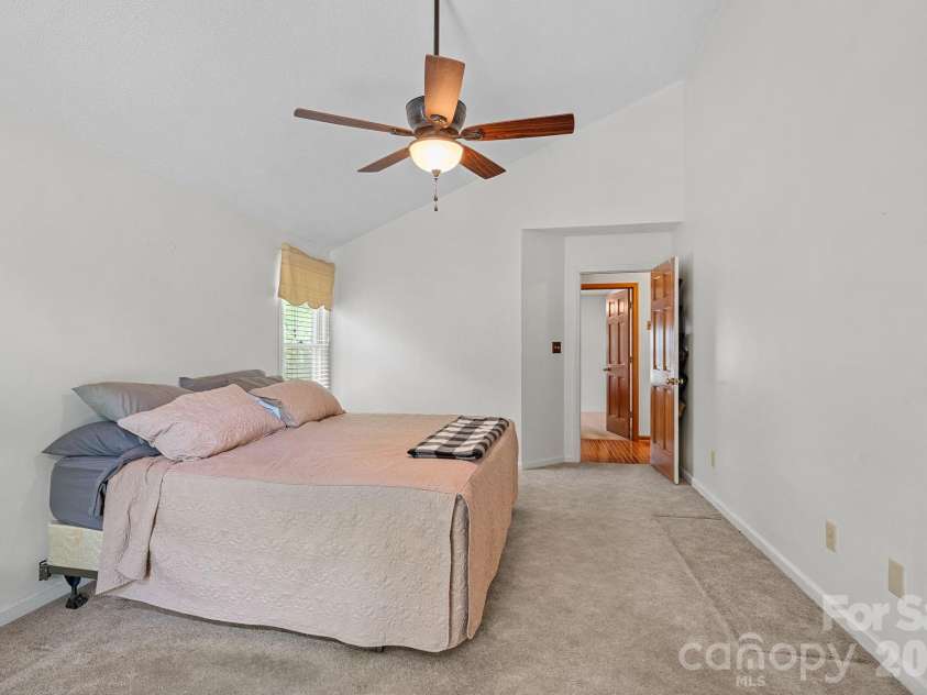 5215 Club View Drive, Concord, NC 28025.  MLS# CAR4381738, YatesRealty ID 22518. 