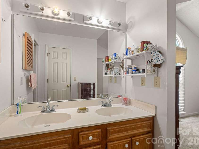 5215 Club View Drive, Concord, NC 28025.  MLS# CAR4381738, YatesRealty ID 22518. 