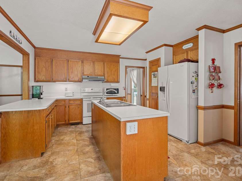 5215 Club View Drive, Concord, NC 28025.  MLS# CAR4381738, YatesRealty ID 22518. 