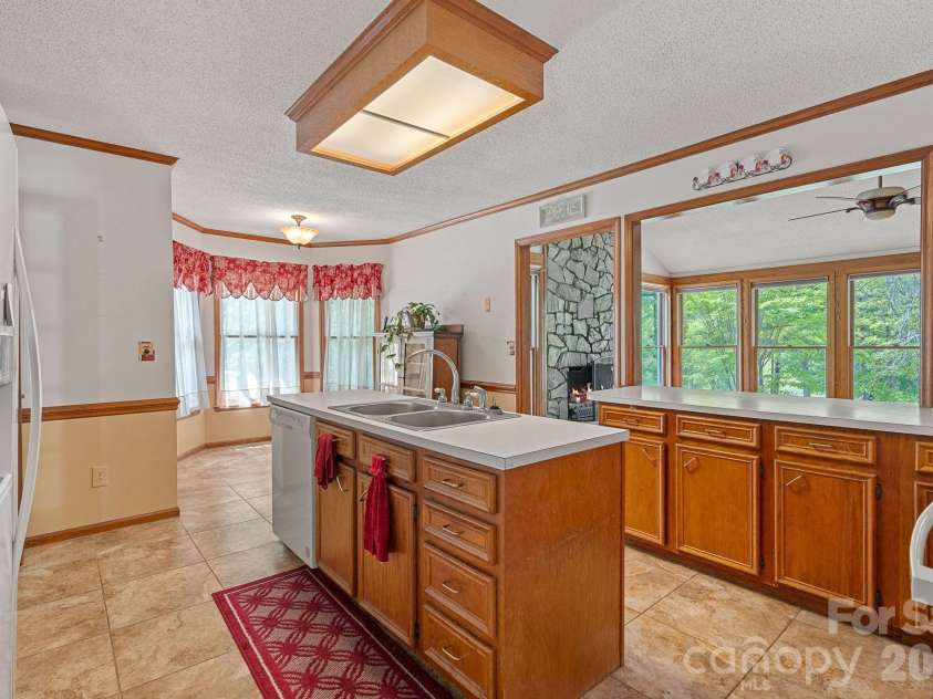5215 Club View Drive, Concord, NC 28025.  MLS# CAR4381738, YatesRealty ID 22518. 