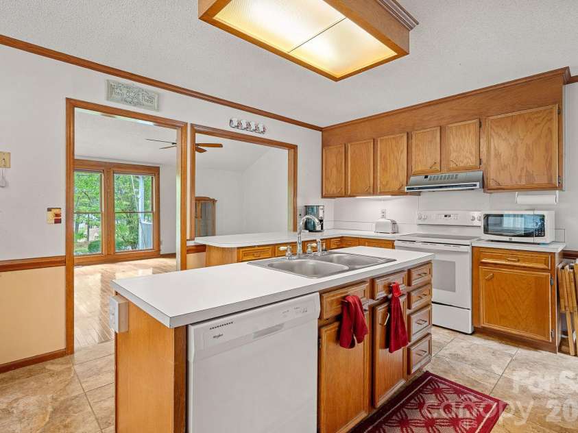 5215 Club View Drive, Concord, NC 28025.  MLS# CAR4381738, YatesRealty ID 22518. 