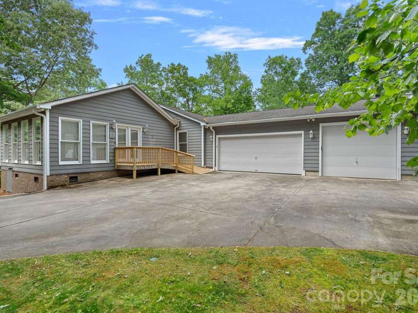 5215 Club View Drive, Concord, NC 28025.  MLS# CAR4381738, YatesRealty ID 22518. 