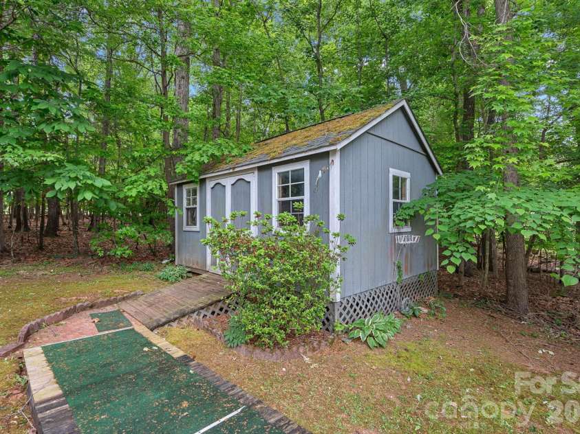 5215 Club View Drive, Concord, NC 28025.  MLS# CAR4381738, YatesRealty ID 22518. 