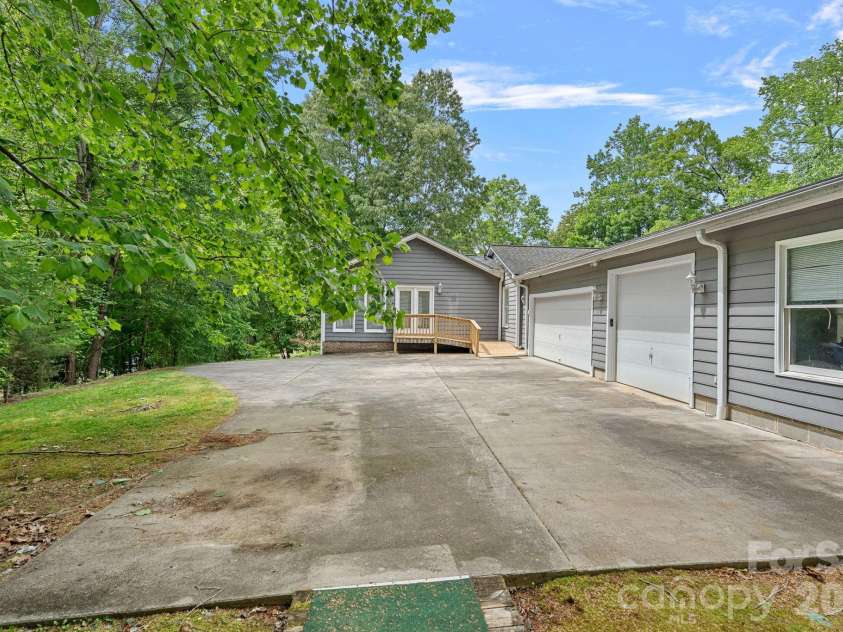 5215 Club View Drive, Concord, NC 28025.  MLS# CAR4381738, YatesRealty ID 22518. 