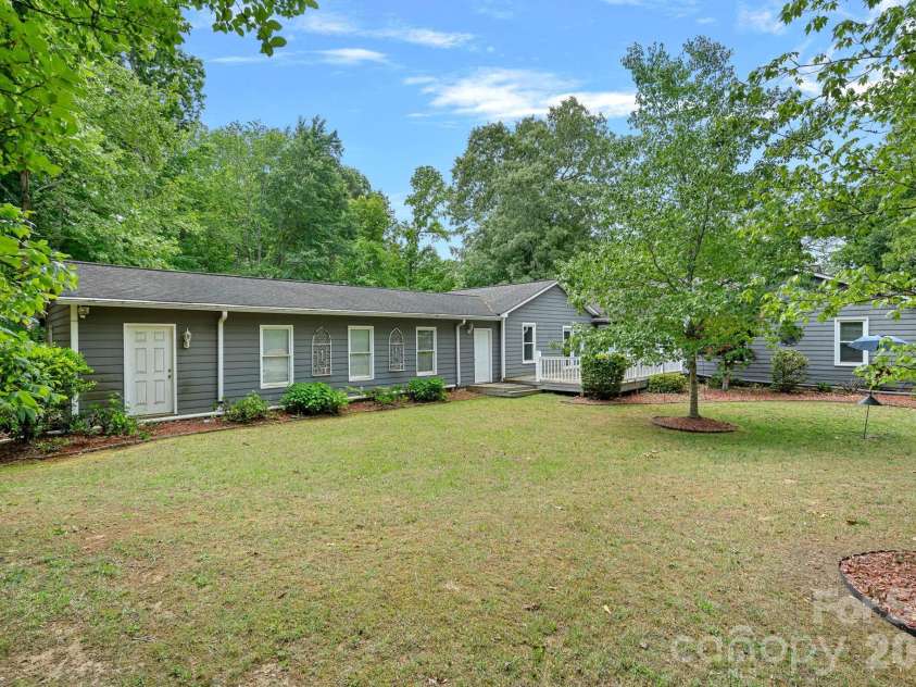5215 Club View Drive, Concord, NC 28025.  MLS# CAR4381738, YatesRealty ID 22518. 