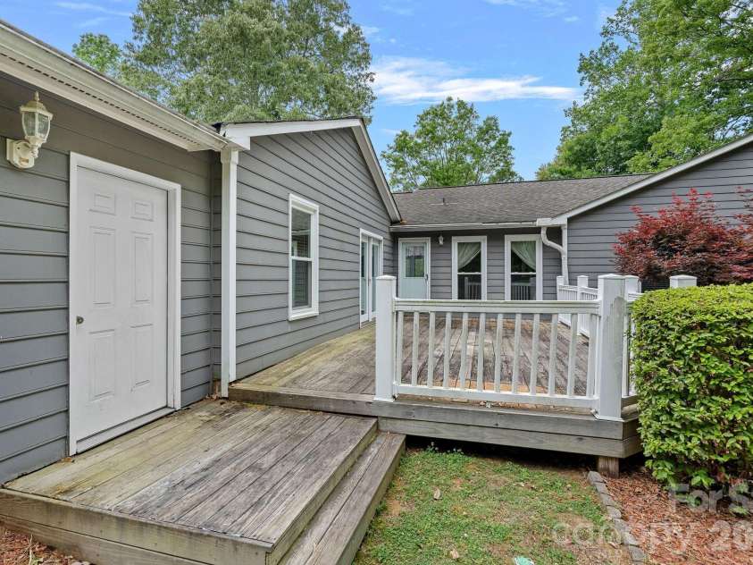 5215 Club View Drive, Concord, NC 28025.  MLS# CAR4381738, YatesRealty ID 22518. 