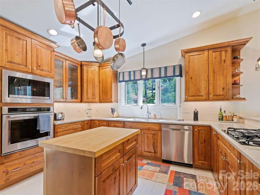 9 Golfview Drive, Maggie Valley, NC 28751.  MLS# CAR4374732, YatesRealty ID 22520. 