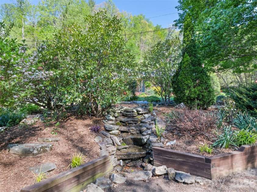 9 Golfview Drive, Maggie Valley, NC 28751.  MLS# CAR4374732, YatesRealty ID 22520. 