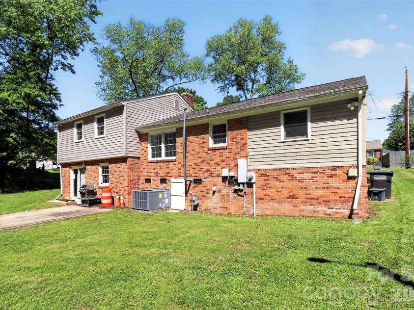 2111 Parkdale Avenue, Gastonia, NC 28052.  MLS# CAR4343385, YatesRealty ID 22522. 