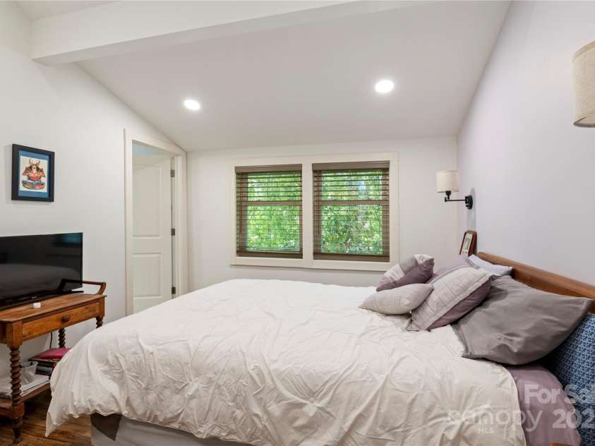 111 Altamahaw Avenue, Black Mountain, NC 28711.  MLS# CAR4265651, YatesRealty ID 22523. 