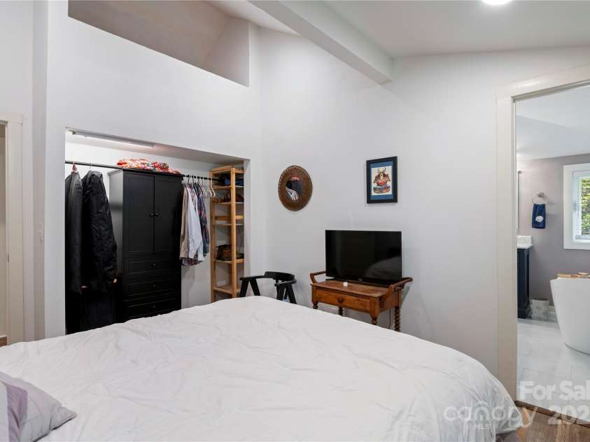 111 Altamahaw Avenue, Black Mountain, NC 28711.  MLS# CAR4265651, YatesRealty ID 22523. 