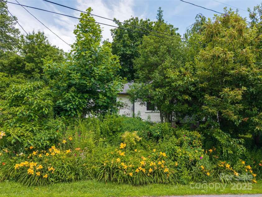 111 Altamahaw Avenue, Black Mountain, NC 28711.  MLS# CAR4265651, YatesRealty ID 22523. 
