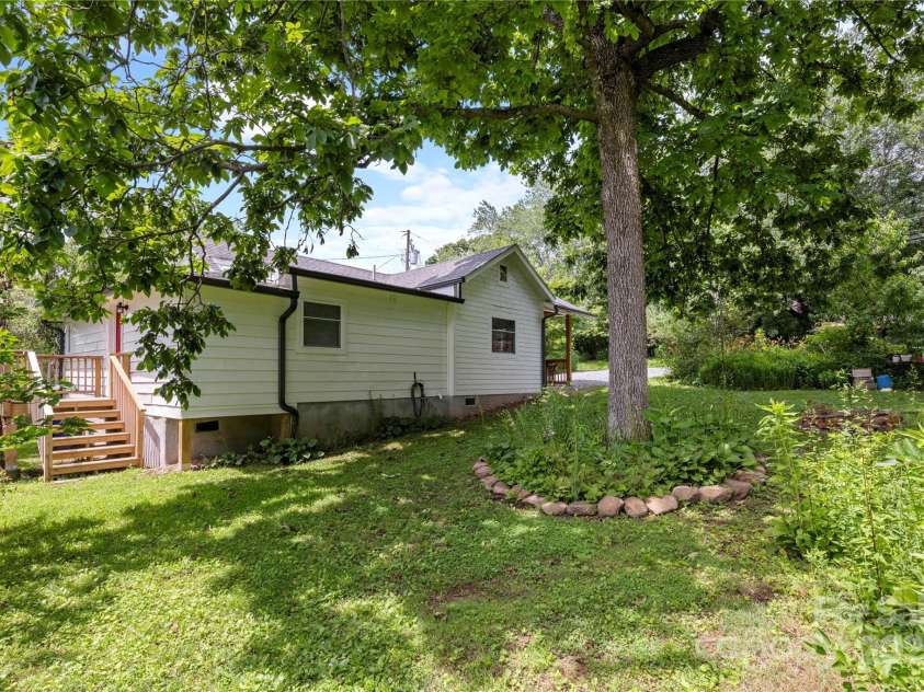 111 Altamahaw Avenue, Black Mountain, NC 28711.  MLS# CAR4265651, YatesRealty ID 22523. 