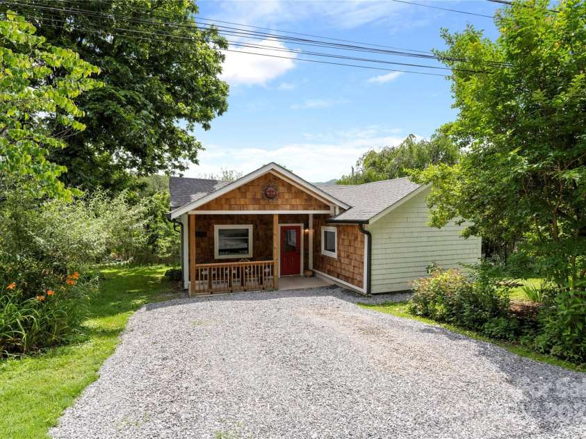 111 Altamahaw Avenue, Black Mountain, NC 28711.  MLS# CAR4265651, YatesRealty ID 22523. 