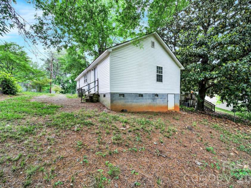 807 Evening Shade Lane, Gastonia, NC 28052.  MLS# CAR4379304, YatesRealty ID 22523. 
