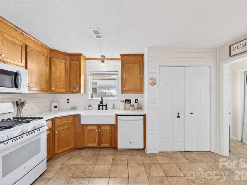 235 6th Street, Belmont, NC 28012.  MLS# CAR4379593, YatesRealty ID 22526. 