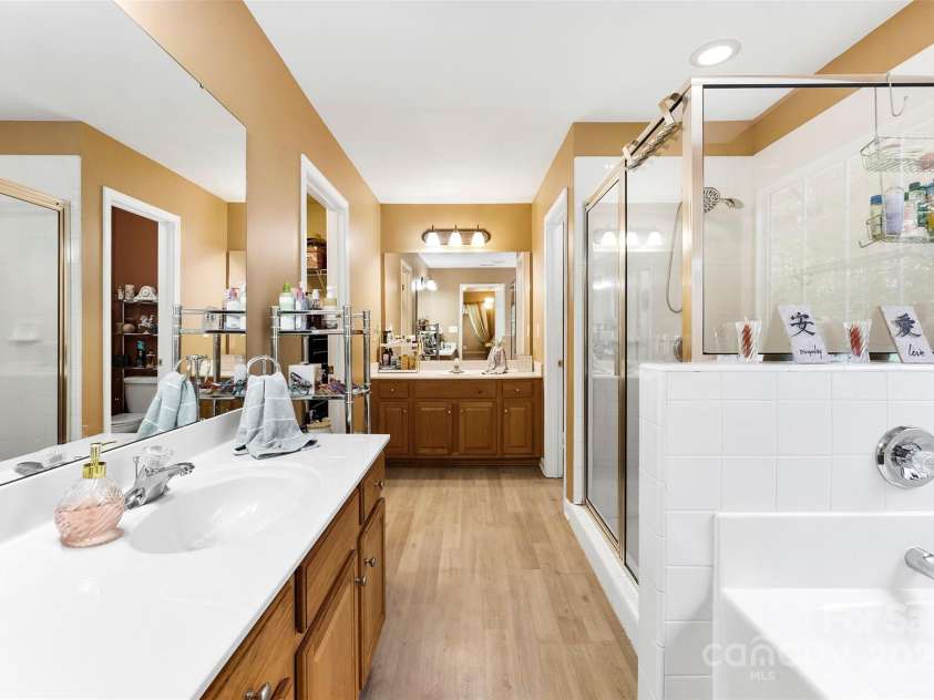 8619 Delamere Lane, Charlotte, NC 28269.  MLS# CAR4241506, YatesRealty ID 22527. Primary bath