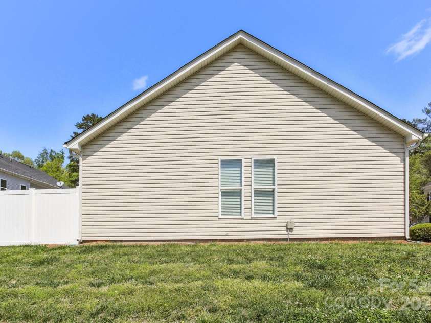 101 Ferncliff Drive, Mount Holly, NC 28120.  MLS# CAR4245691, YatesRealty ID 22528. 