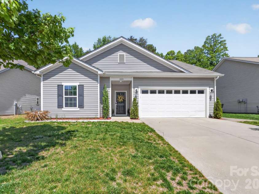 202 Paradise Hills Circle, Mooresville, NC 28115.  MLS# CAR4329082, YatesRealty ID 22528. 202 Paradise Hills Circle