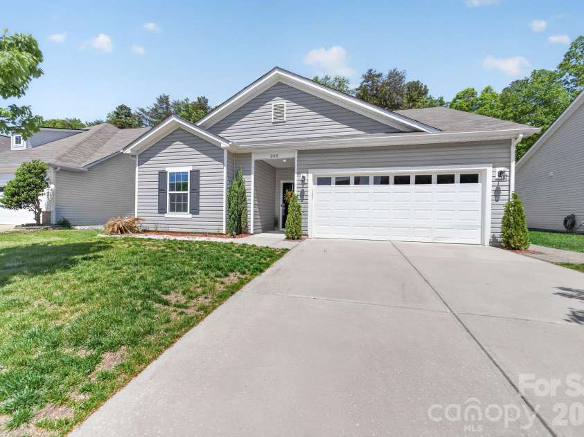202 Paradise Hills Circle, Mooresville, NC 28115.  MLS# CAR4329082, YatesRealty ID 22528. 