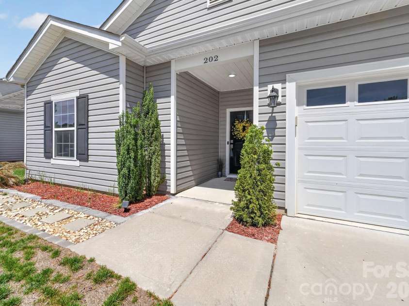 202 Paradise Hills Circle, Mooresville, NC 28115.  MLS# CAR4329082, YatesRealty ID 22528. 