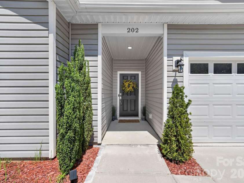 202 Paradise Hills Circle, Mooresville, NC 28115.  MLS# CAR4329082, YatesRealty ID 22528. 