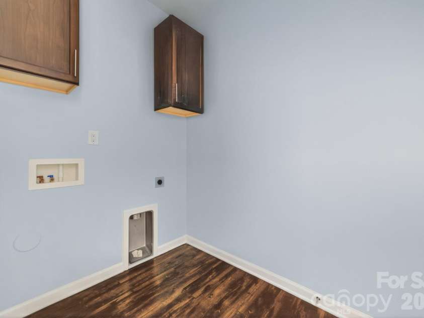 202 Paradise Hills Circle, Mooresville, NC 28115.  MLS# CAR4329082, YatesRealty ID 22528. A thoughtfully designed laundry/mudroom offers the perfect blend of function and organization, serving as an ideal drop zone while keeping daily routines streamlined and out of sight.