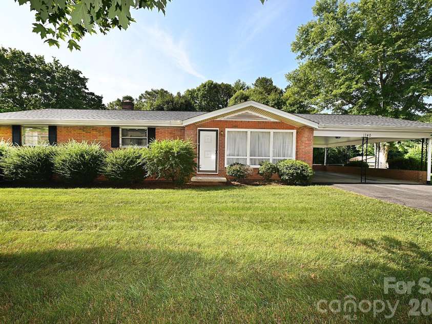1740 23rd Avenue Lane, Hickory, NC 28601.  MLS# CAR4287388, YatesRealty ID 2253. All Brick
