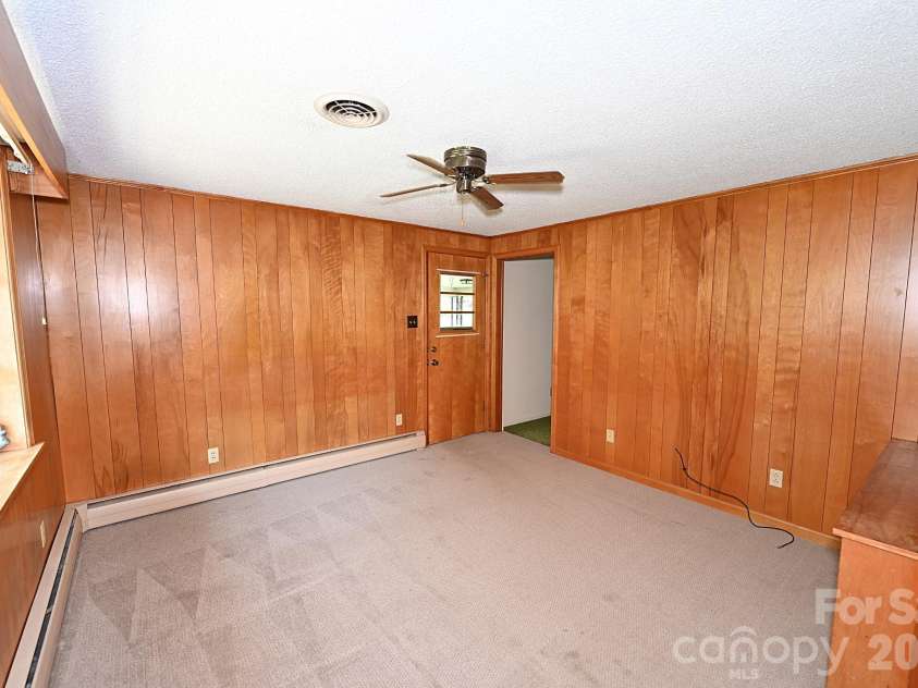 1740 23rd Avenue Lane, Hickory, NC 28601.  MLS# CAR4287388, YatesRealty ID 2253. Den/Flex Space