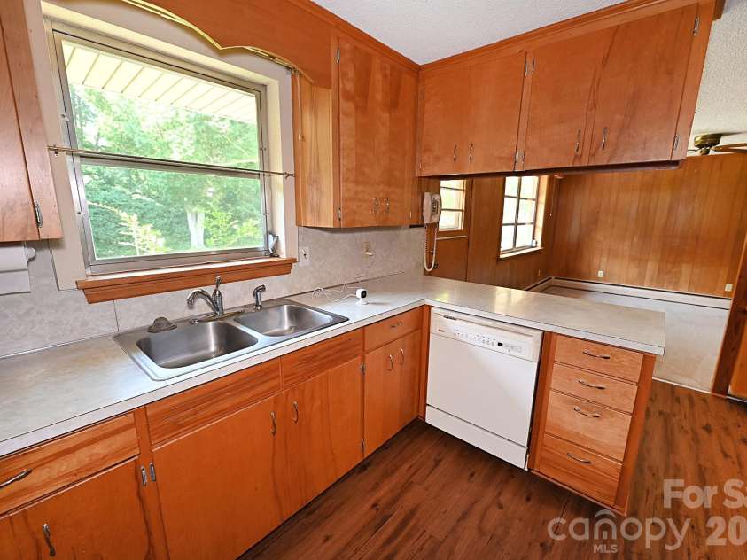 1740 23rd Avenue Lane, Hickory, NC 28601.  MLS# CAR4287388, YatesRealty ID 2253. Double Sink 