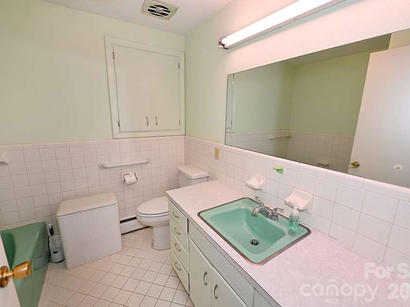 1740 23rd Avenue Lane, Hickory, NC 28601.  MLS# CAR4287388, YatesRealty ID 2253. Full Bath with Tub