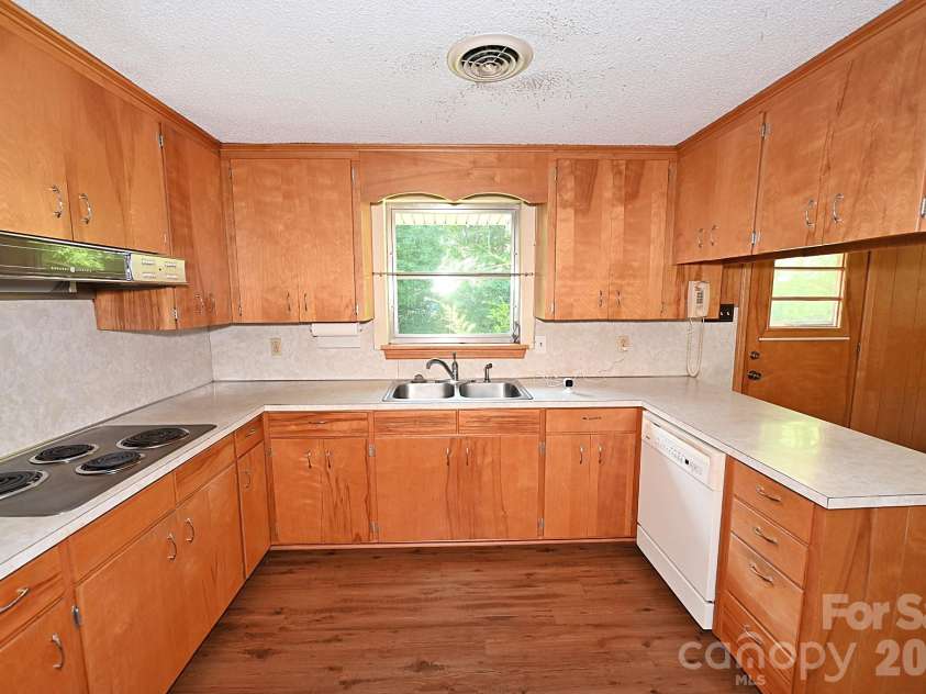 1740 23rd Avenue Lane, Hickory, NC 28601.  MLS# CAR4287388, YatesRealty ID 2253. Kitchen