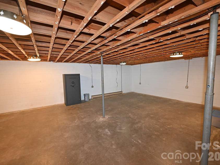 1740 23rd Avenue Lane, Hickory, NC 28601.  MLS# CAR4287388, YatesRealty ID 2253. Tons of Potential