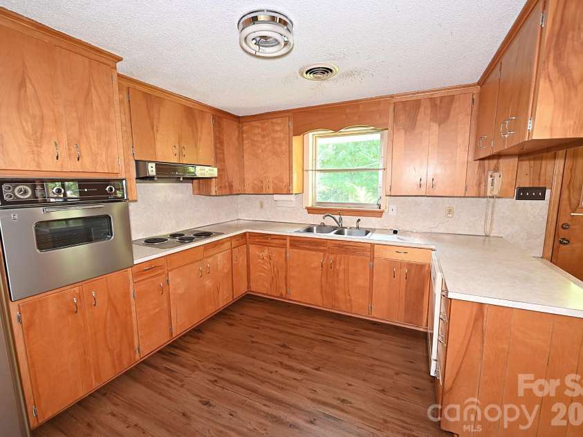 1740 23rd Avenue Lane, Hickory, NC 28601.  MLS# CAR4287388, YatesRealty ID 2253. Wall oven and cook top