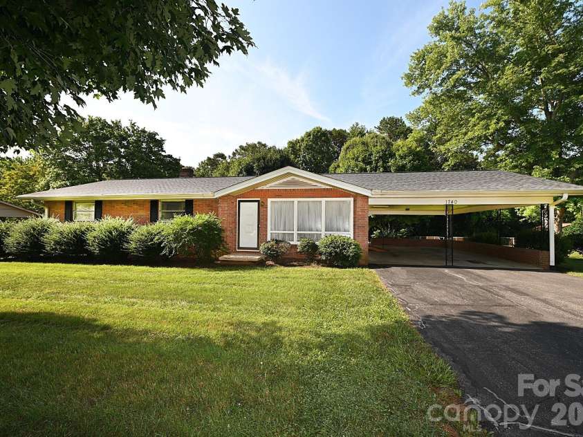 1740 23rd Avenue Lane, Hickory, NC 28601.  MLS# CAR4287388, YatesRealty ID 2253. Welcome Home