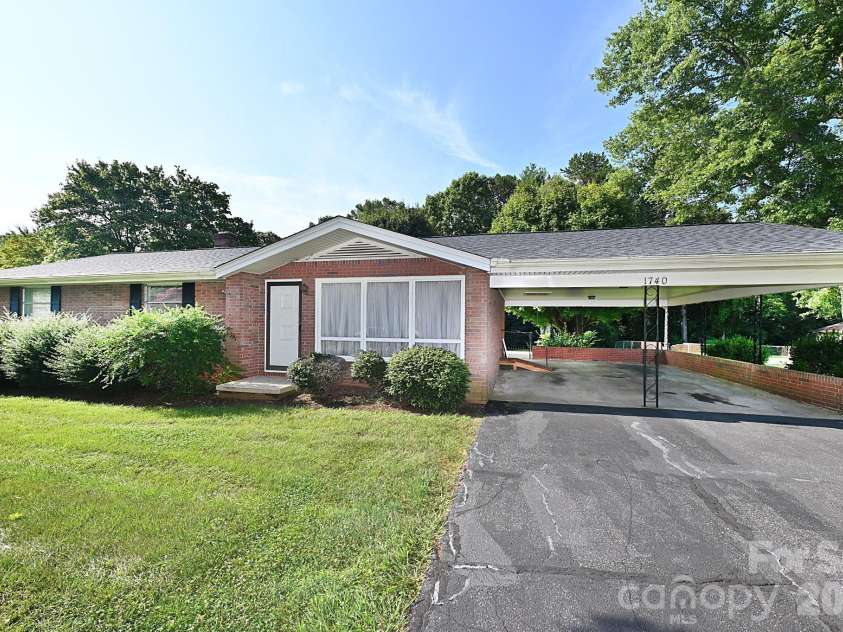 1740 23rd Avenue Lane, Hickory, NC 28601.  MLS# CAR4287388, YatesRealty ID 2253. Well Build and Well Maintained