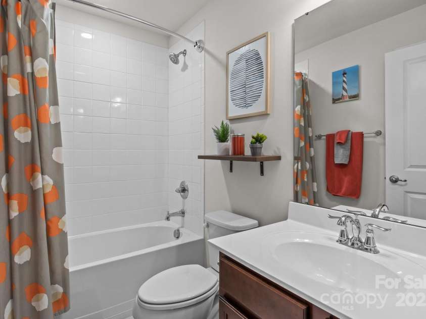 2444 Mariners Cove Lane, Denver, NC 28037.  MLS# CAR4259617, YatesRealty ID 22530. Upstairs full bathroom