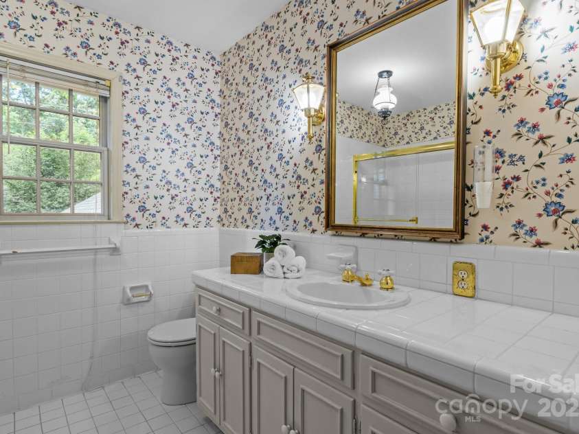3209 Sedgefield Road, Statesville, NC 28625.  MLS# CAR4259926, YatesRealty ID 22531. 2nd floor full hall bath